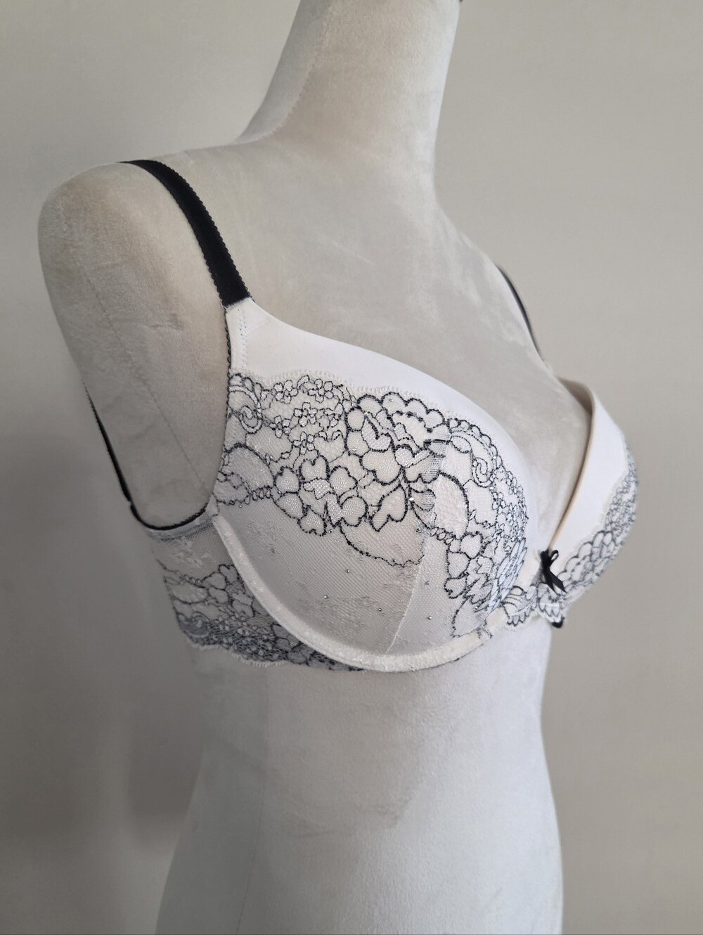 Victoria's Secret Dream Angels Cream Push-Up Bra with Black Lace